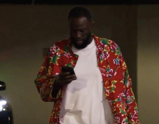 湾区雨姐,追梦格林身着中国东北大花袄进入球馆